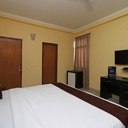 Oyo 6608 Sector 56 Hotel Badshahpur Eksteriør billede